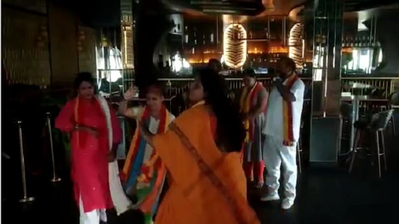 Kannada Song: ಕ್ಷಮೆ ಕೇಳಿದ 'ಬದ್ಮಾಶ್' ಡಿಜೆ, ಕನ್ನಡ ಹಾಡಿಗೆ ನೃತ್ಯ ಮಾಡಿ ಬಂದರು! Kannada Song: ಕ್ಷಮೆ ಕೇಳಿದ 'ಬದ್ಮಾಶ್' ಡಿಜೆ, ಕನ್ನಡ ಹಾಡಿಗೆ ನೃತ್ಯ ಮಾಡಿ ಬಂದರು!