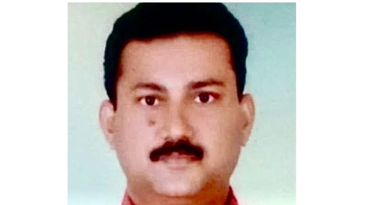 Dammam Airport: എയർപ്പോർട്ടിൽ കുഴഞ്ഞുവീണു മരിച്ച പ്രവാസിയുടെ മൃതദേഹം നാട്ടിലെത്തിച്ചു Dammam Airport: എയർപ്പോർട്ടിൽ കുഴഞ്ഞുവീണു മരിച്ച പ്രവാസിയുടെ മൃതദേഹം നാട്ടിലെത്തിച്ചു