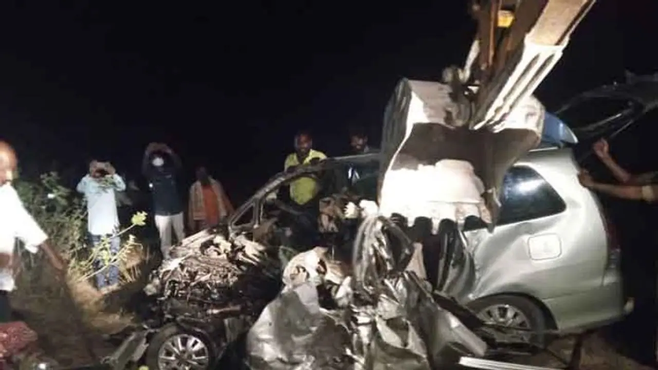 கண்ணிமைக்கும் நேரத்தில் கோர விபத்து.. ஒரே குடும்பத்தை சேர்ந்த 9 பேர் ரத்த வெள்ளத்தில் உடல் நசுங்கி பலி.! கண்ணிமைக்கும் நேரத்தில் கோர விபத்து.. ஒரே குடும்பத்தை சேர்ந்த 9 பேர் ரத்த வெள்ளத்தில் உடல் நசுங்கி பலி.!