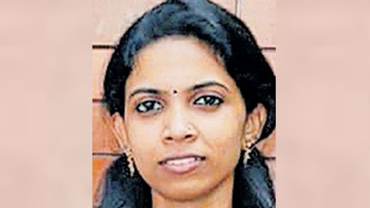 വിവാഹ ദിവസം യുവതി കുളിമുറിയിൽ തൂങ്ങി മരിച്ചു