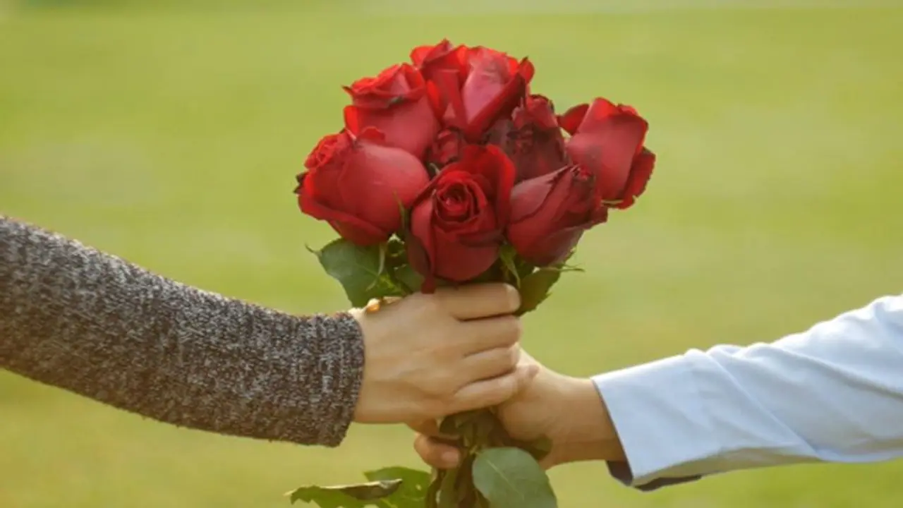 রোজ ডে র ভাইরাল হওয়া এই ভিডিওটি কি, অন্যদের মত আপনারও স্মৃতিগুলিকে উস্কে দিচ্ছে