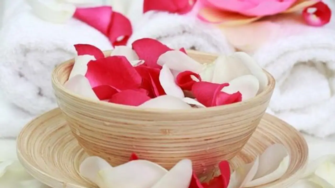 গোলাপের পাপড়ি দিয়ে বানান এই বিশেষ ফেসপ্যাক, দ্রুত মিলবে উপকার, জেনে নিন কীভাবে গোলাপের পাপড়ি দিয়ে বানান এই বিশেষ ফেসপ্যাক, দ্রুত মিলবে উপকার, জেনে নিন কীভাবে
