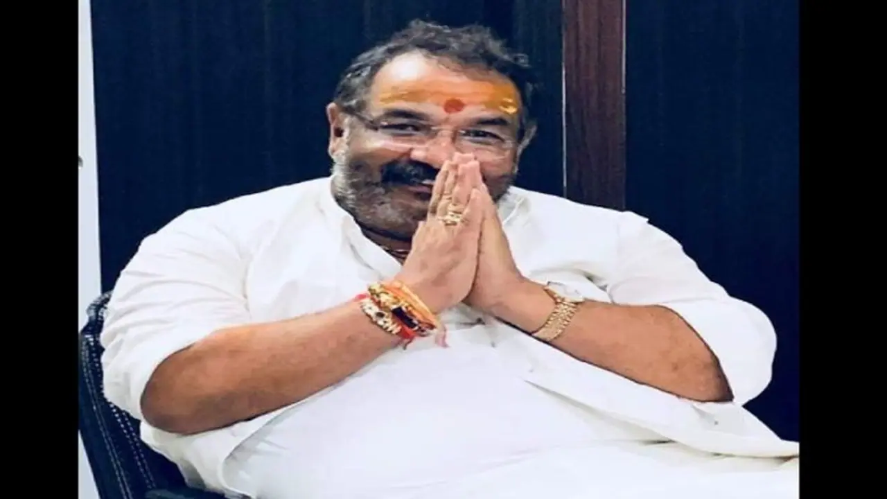 यूपी चुनाव के बीच BJP प्रत्याशी के वायरल वीडियो पर लगा एडिटिंग का आरोप, प्रत्याशी की टीम ने दर्ज कराई FIR यूपी चुनाव के बीच BJP प्रत्याशी के वायरल वीडियो पर लगा एडिटिंग का आरोप, प्रत्याशी की टीम ने दर्ज कराई FIR