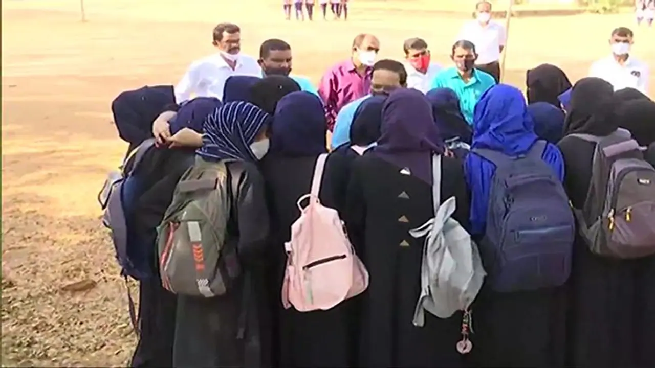 कर्नाटक में हिजाब को लेकर विरोध प्रदर्शन के बीच हिंसा की साजिश, चाकू के साथ दो युवक गिरफ्तार कर्नाटक में हिजाब को लेकर विरोध प्रदर्शन के बीच हिंसा की साजिश, चाकू के साथ दो युवक गिरफ्तार