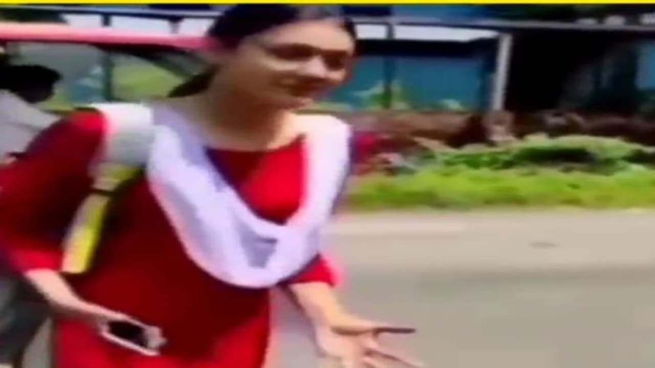 स्कूल ड्रेस में जा रही लड़की को लड़के ने बीच सड़क पर यूं किया प्रपोज, थोड़े नखरे के बाद लड़की ने की 'हां' स्कूल ड्रेस में जा रही लड़की को लड़के ने बीच सड़क पर यूं किया प्रपोज, थोड़े नखरे के बाद लड़की ने की 'हां'