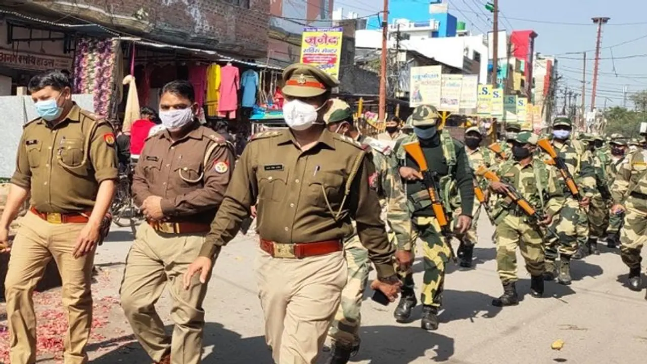 Special Story: 4 दिनों तक चाक चौबंद रहेगी सुरक्षा, यूपी चुनाव के लिए पहुंचे हजारों जवान Special Story: 4 दिनों तक चाक चौबंद रहेगी सुरक्षा, यूपी चुनाव के लिए पहुंचे हजारों जवान
