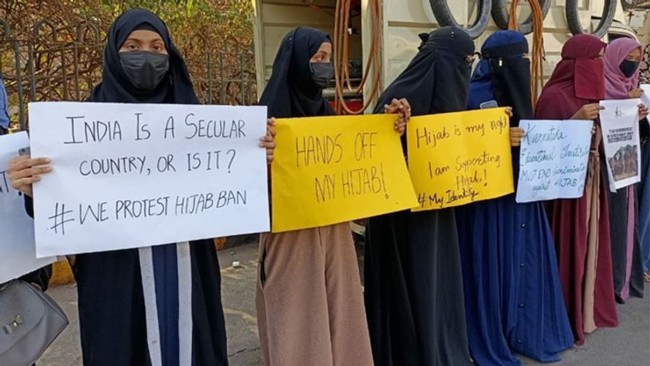 हिजाब पर विवाद: कर्नाटक के एजुकेशन मिनिस्टर ने कहा ड्रेस कोड का पालन करना ही होगा, वर्ना दूसरे विकल्प देख लो