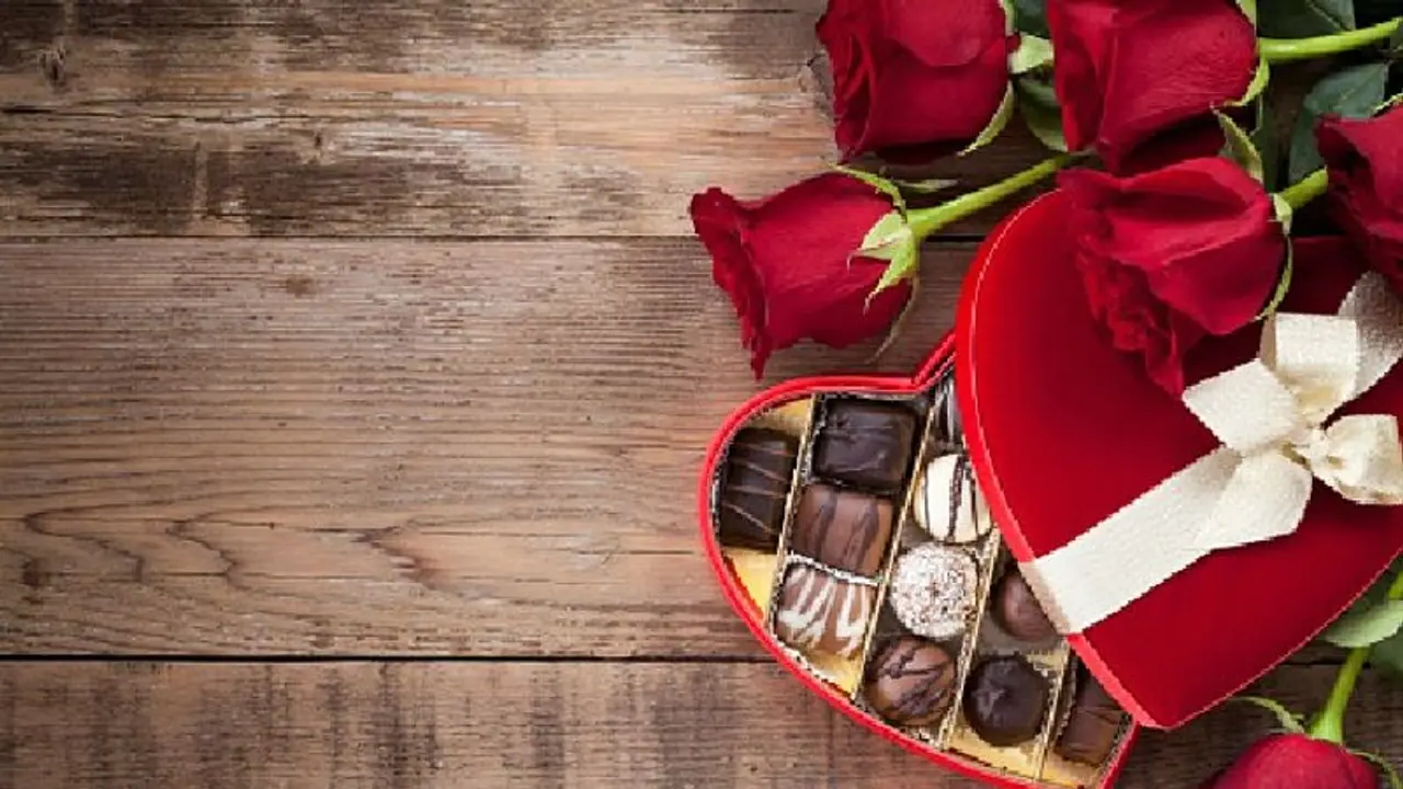 রোজ ডে তে শুধু লাল গোলাপ নয়, প্রিয় মানুষকে দিতে পারেন এই কয়টি রোম্যান্টিক উপহার, দেখে নিন কী কী রোজ ডে তে শুধু লাল গোলাপ নয়, প্রিয় মানুষকে দিতে পারেন এই কয়টি রোম্যান্টিক উপহার, দেখে নিন কী কী