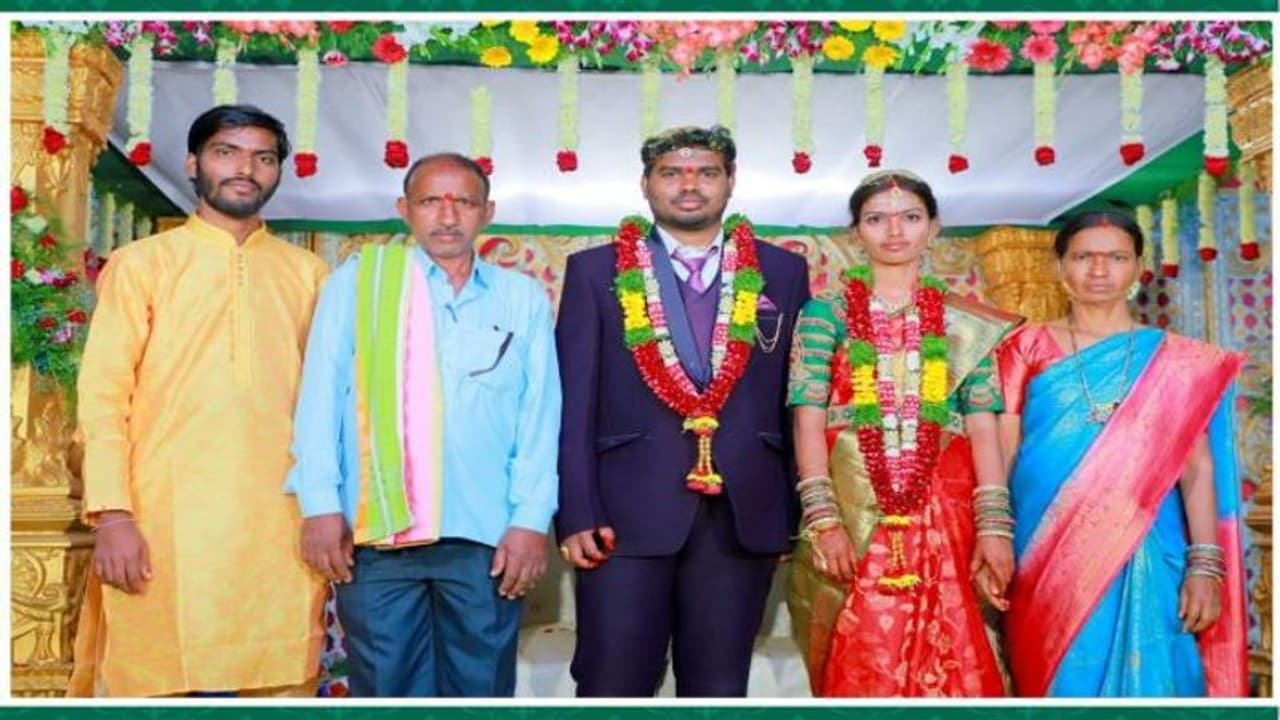 కరీంనగర్ జిల్లాలో విషాదం... ఇంట్లోనే ఉరేసుకుని కుటుంబం మొత్తం ఆత్మహత్య కరీంనగర్ జిల్లాలో విషాదం... ఇంట్లోనే ఉరేసుకుని కుటుంబం మొత్తం ఆత్మహత్య