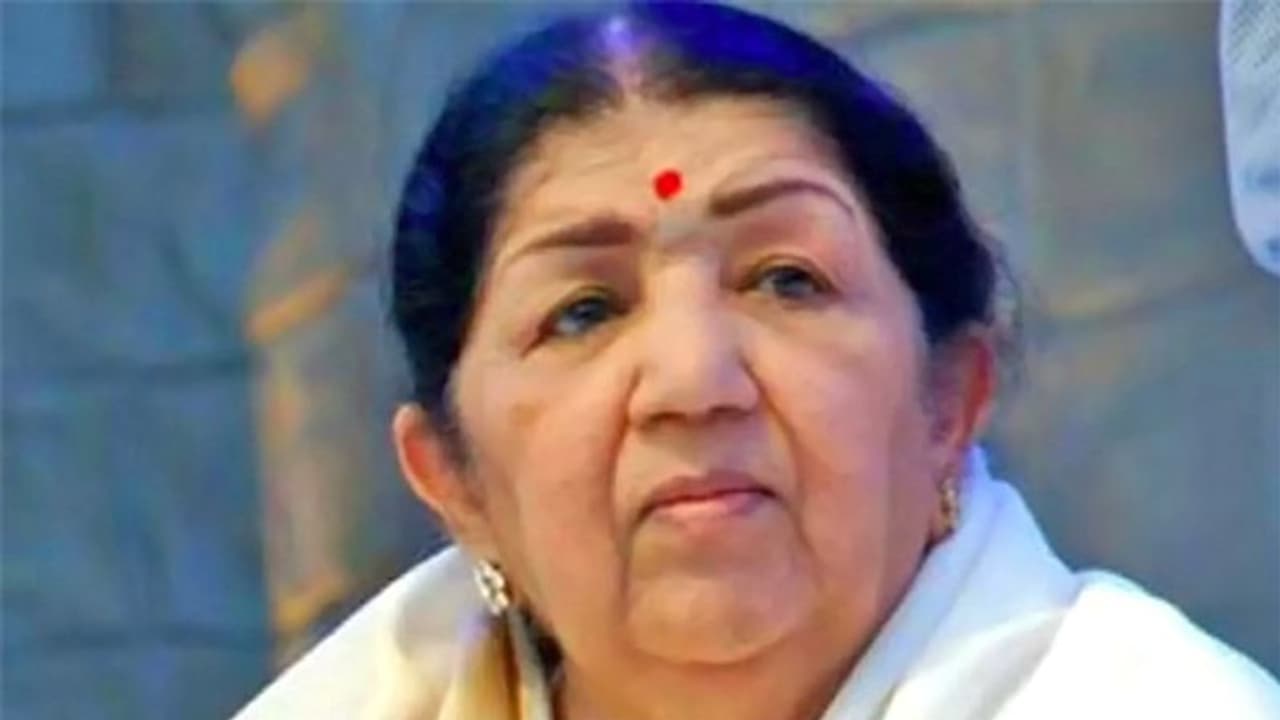 Lata Mangeshkar ने पिता की याद में बनवाया था अस्पताल, नई बिल्डिंग के लिए लता दीदी ने खुद जुटाए थे पैसे Lata Mangeshkar ने पिता की याद में बनवाया था अस्पताल, नई बिल्डिंग के लिए लता दीदी ने खुद जुटाए थे पैसे