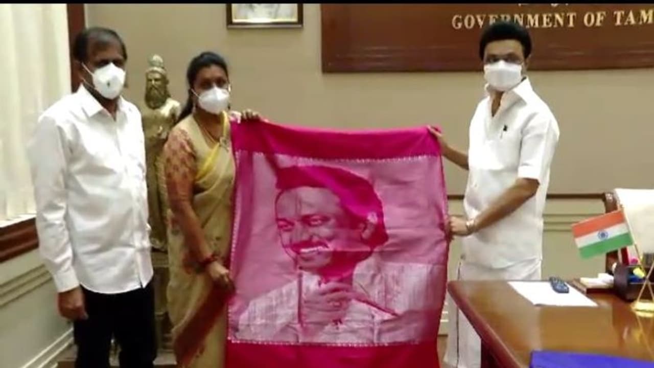 ఏపీ అభివృద్దికి సహకరించండి...: తమిళనాడు సీఎం స్టాలిన్ ను కోరిన ఎమ్మెల్యే రోజా ఏపీ అభివృద్దికి సహకరించండి...: తమిళనాడు సీఎం స్టాలిన్ ను కోరిన ఎమ్మెల్యే రోజా