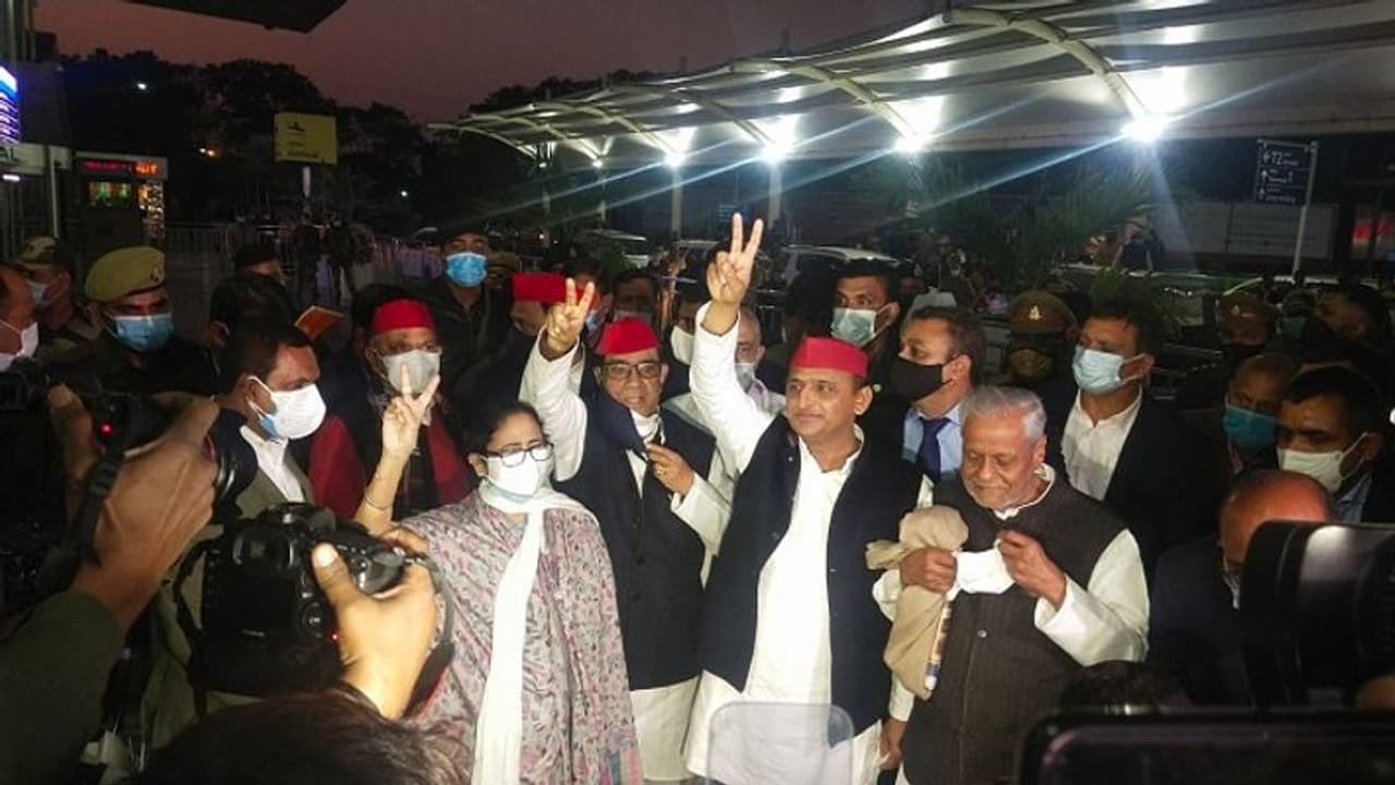 লখনউ বিমানবন্দরে মমতাকে স্বাগত অখিলেশের, মঙ্গলবার যোগী রাজ্যে যৌথ সভা