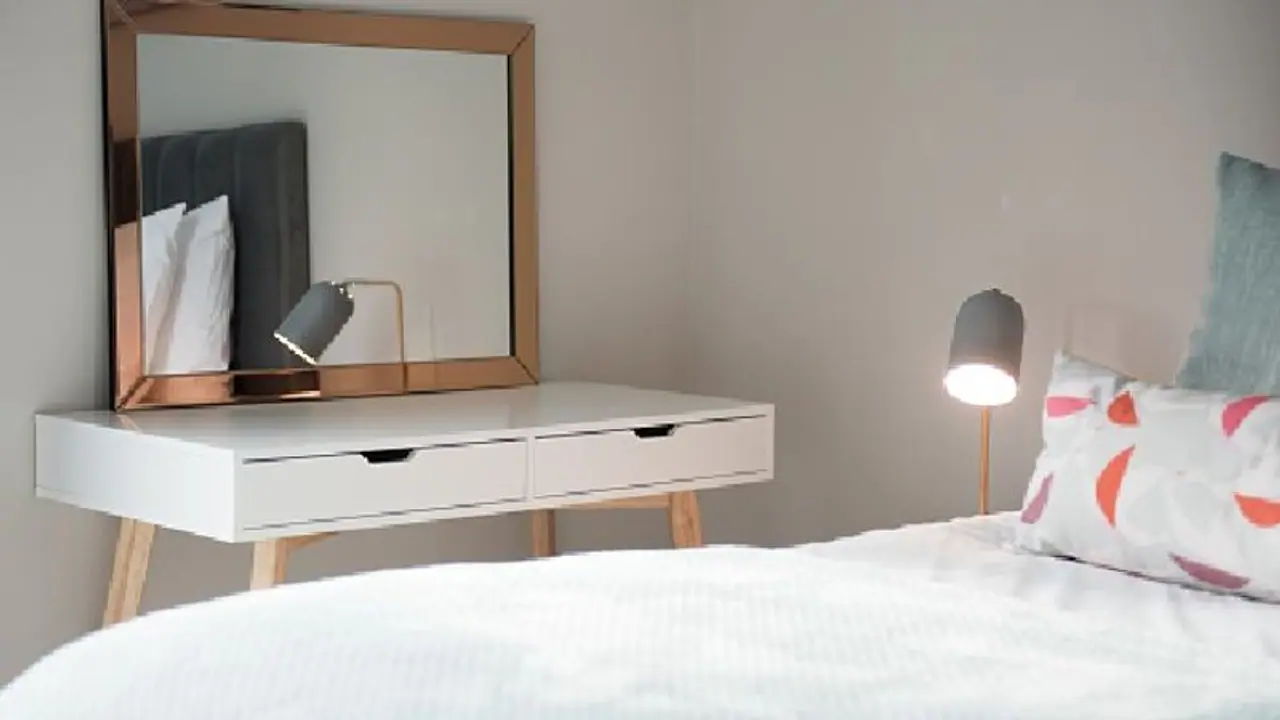 শোওয়ার ঘরে আয়না রাখুন বাস্তু মেনে, জেনে নিন কোন দিকে ড্রেসিং টেবিল রাখা উচিত শোওয়ার ঘরে আয়না রাখুন বাস্তু মেনে, জেনে নিন কোন দিকে ড্রেসিং টেবিল রাখা উচিত