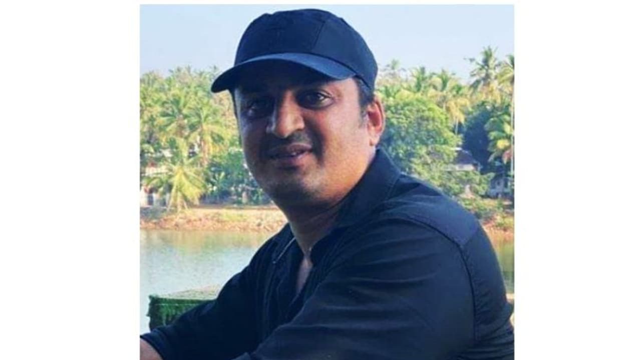 അവധിക്ക് നാട്ടിലെത്തിയ പ്രവാസി എയർപോർട്ടിൽ നിന്ന് വീട്ടിലേക്ക് പോകുന്നതിനിടെ ട്രെയിനിൽ നിന്ന് വീണ് മരിച്ചു അവധിക്ക് നാട്ടിലെത്തിയ പ്രവാസി എയർപോർട്ടിൽ നിന്ന് വീട്ടിലേക്ക് പോകുന്നതിനിടെ ട്രെയിനിൽ നിന്ന് വീണ് മരിച്ചു