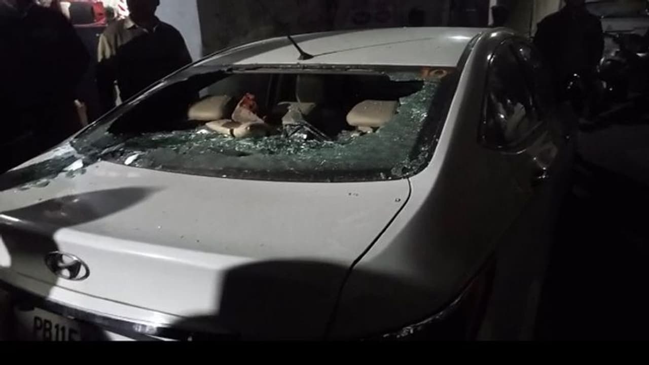 Punjab Election 2022: फिर भिड़े बैंस कड़वल समर्थक, ईंट पत्थर चले, फायरिंग से माहौल तनावपूर्ण Punjab Election 2022: फिर भिड़े बैंस कड़वल समर्थक, ईंट पत्थर चले, फायरिंग से माहौल तनावपूर्ण