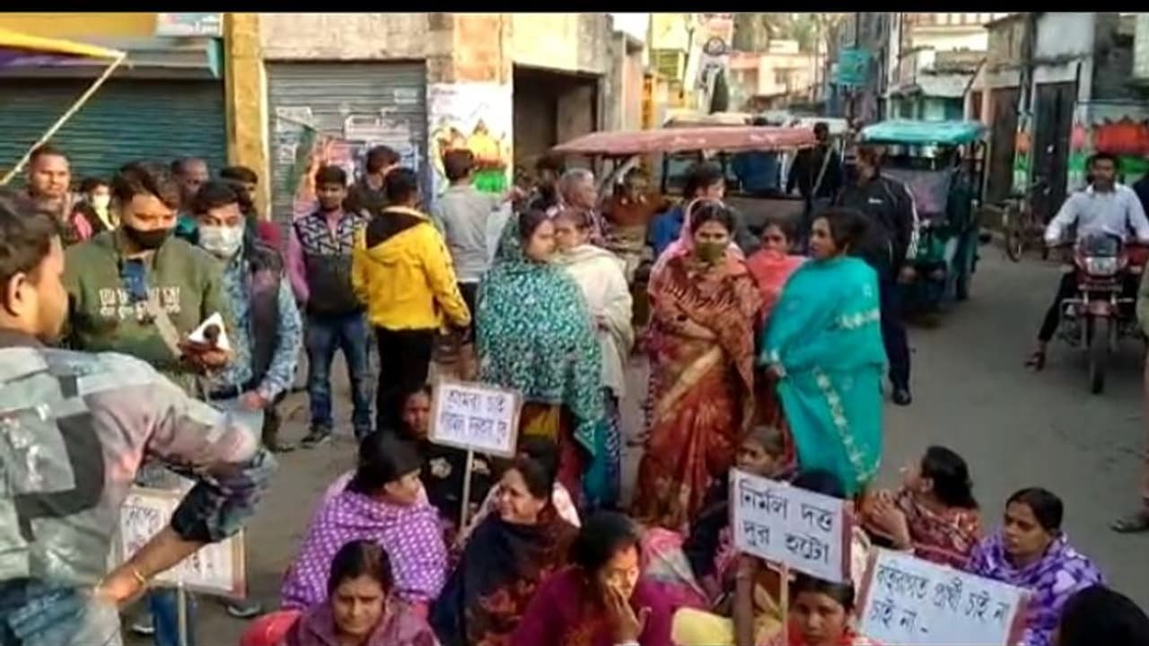 তৃণমূল ভার্সেস তৃণমূল, প্রার্থী তালিকায় না থাকার প্রতিবাদে বিক্ষোভে তুলকালাম তৃণমূল ভার্সেস তৃণমূল, প্রার্থী তালিকায় না থাকার প্রতিবাদে বিক্ষোভে তুলকালাম