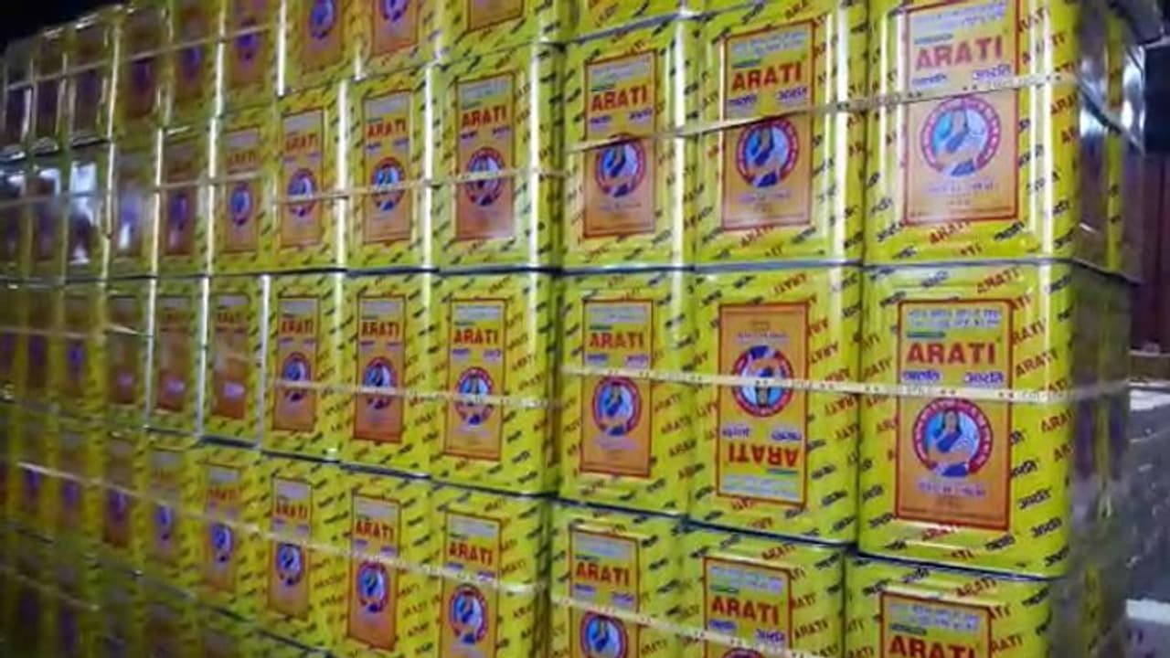 ভেজাল সরষের তেলের কারখানায় আচমকা অভিযান পুলিশের, আটক কয়েক হাজার লিটার নকল তেল