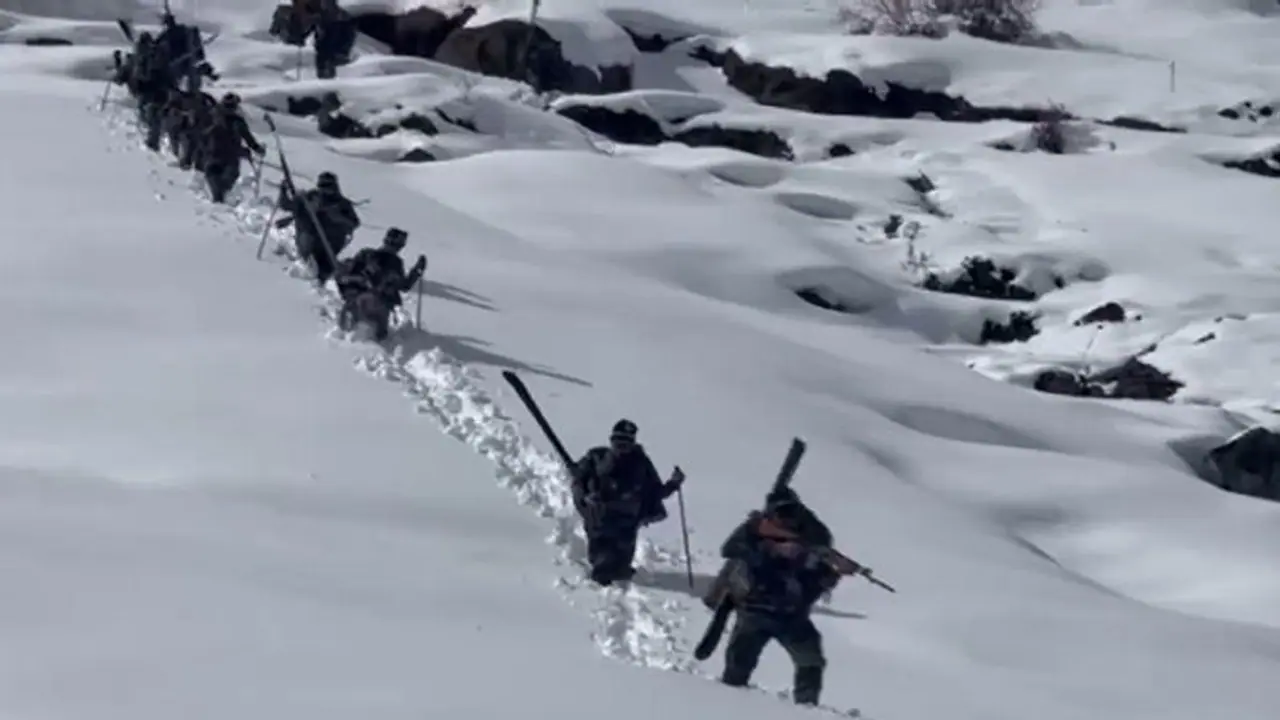 घुटने तक बर्फ में चलकर सीमा की रक्षा कर रहे जवान, रहे चाहे कितनी भी कड़ी चुनौती, नहीं रुकते इनके कदम घुटने तक बर्फ में चलकर सीमा की रक्षा कर रहे जवान, रहे चाहे कितनी भी कड़ी चुनौती, नहीं रुकते इनके कदम