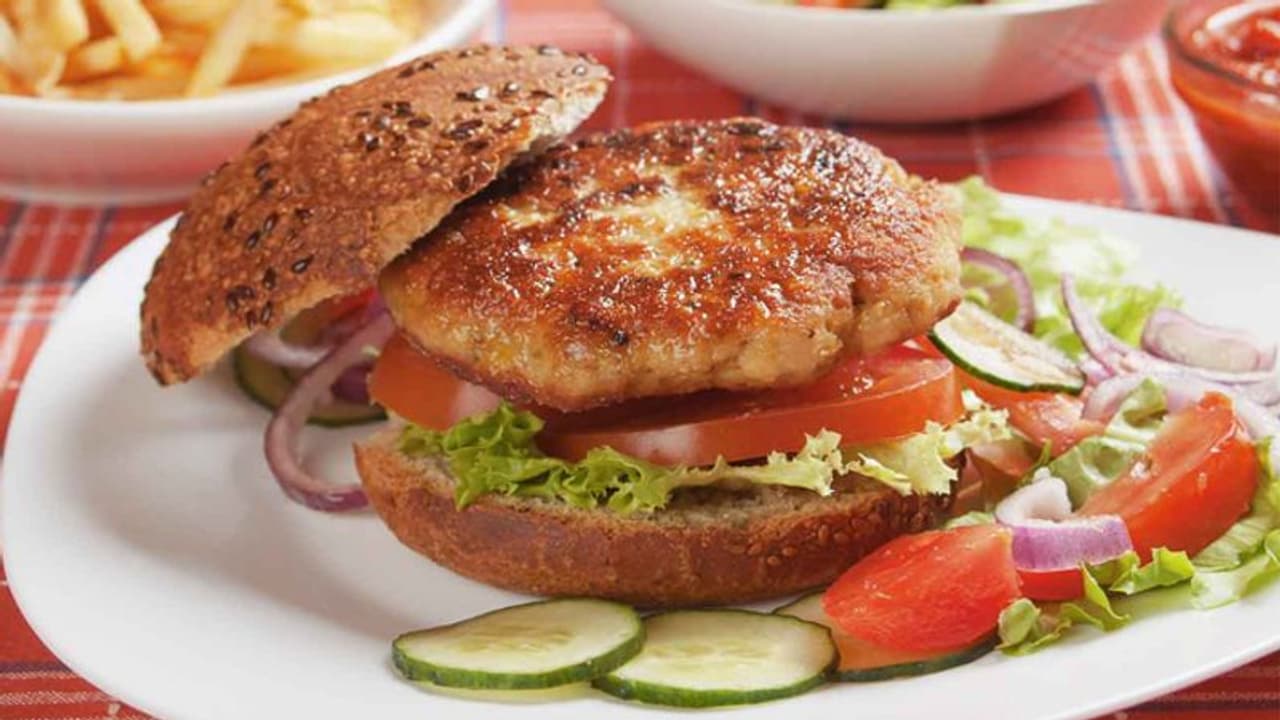 Kitchen Tips: बच गए है रात के ढेर सारे छोले? अगले दिन इससे बनाएं बच्चों का फेवरेट छोले टिक्की बर्गर