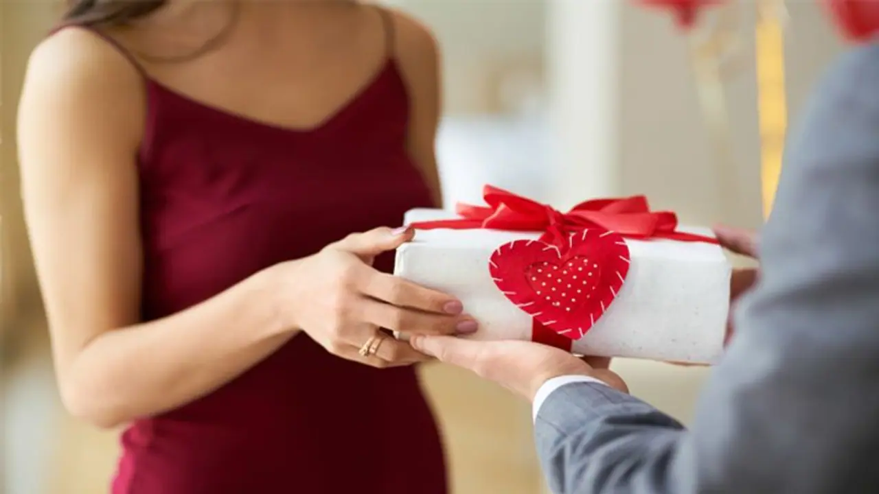 ভালোবাসা নয় উপহার আদান প্রদানের ওপর সম্পর্ক টিকে থাকে এদের, রইল তিন রাশির কথা ভালোবাসা নয় উপহার আদান প্রদানের ওপর সম্পর্ক টিকে থাকে এদের, রইল তিন রাশির কথা