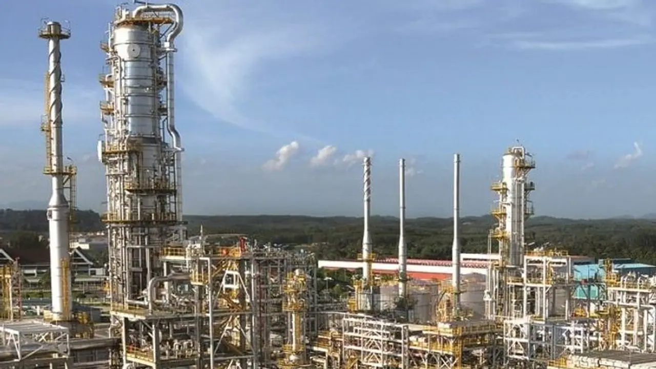 ఏపీకి కేంద్ర ప్రభుత్వం శుభవార్త.. రూ.26 వేల కోట్లతో విశాఖ రిఫైనరీ విస్తరణ ఏపీకి కేంద్ర ప్రభుత్వం శుభవార్త.. రూ.26 వేల కోట్లతో విశాఖ రిఫైనరీ విస్తరణ