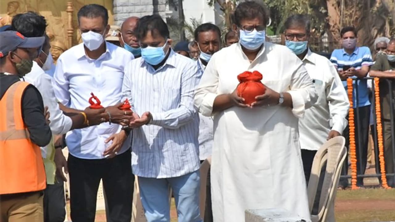 আশা ভোঁসলের উপস্থিতিতে লতা মঙ্গেশকরের অস্থি বিসর্জন, গোদাবরী তীরে পরিবার আশা ভোঁসলের উপস্থিতিতে লতা মঙ্গেশকরের অস্থি বিসর্জন, গোদাবরী তীরে পরিবার