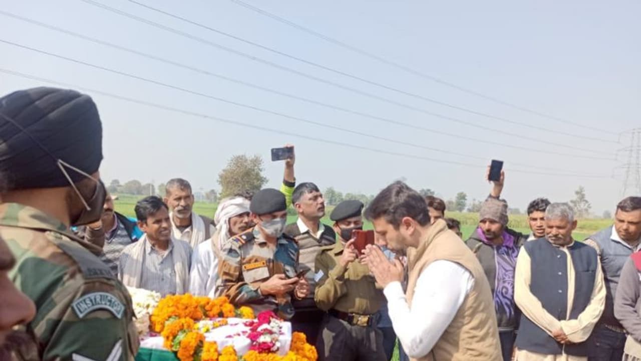 यूपी चुनाव: आगरा पहुंचे जयंत चौधरी ने चुनाव प्रचार किया कैंसल, सूबेदार मेजर संजय चाहर को दी श्रद्धांजलि