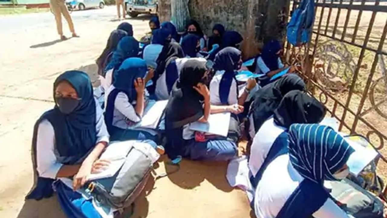 कर्नाटक के बाद अब मध्यप्रदेश के स्कूलों में बैन होगा हिजाब, शिवराज सरकार के मंत्री ने किया बड़ा ऐलान कर्नाटक के बाद अब मध्यप्रदेश के स्कूलों में बैन होगा हिजाब, शिवराज सरकार के मंत्री ने किया बड़ा ऐलान