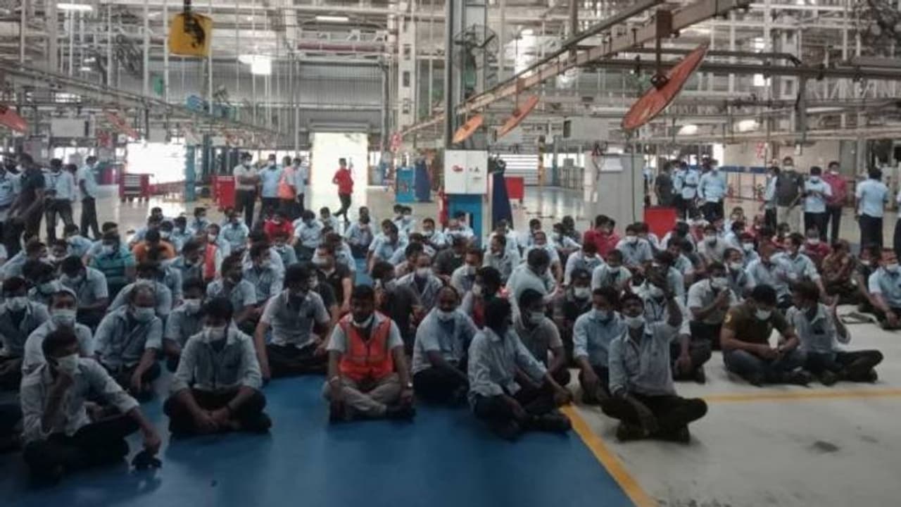 2 ஆயிரம் பேருக்கு அல்வா கொடுப்பதா? ஃபோர்டு நிர்வாகத்தை எதிர்த்து உள்ளிருப்பு போராட்டம் நடத்திய ஊழியர்கள்