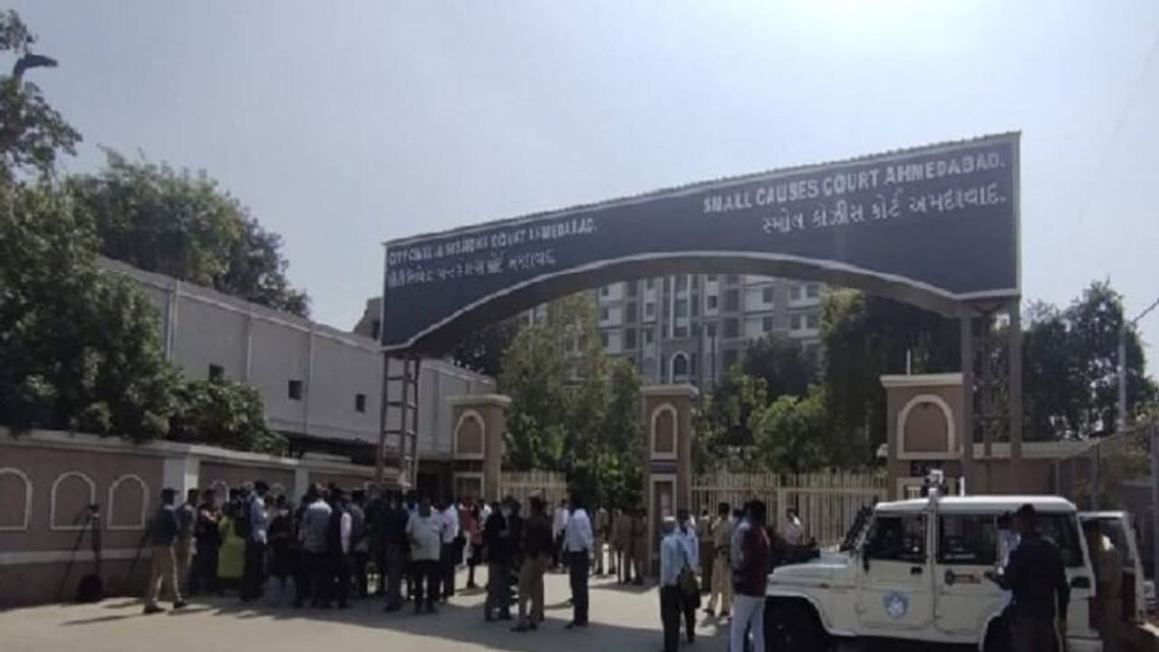 அகமதாபாத் தொடர் குண்டுவெடிப்பு வழக்கு… 49 பேர் குற்றவாளிகள்; 28 பேருக்கு விடுதலை… சிறப்பு நீதிமன்றம் அதிரடி!!