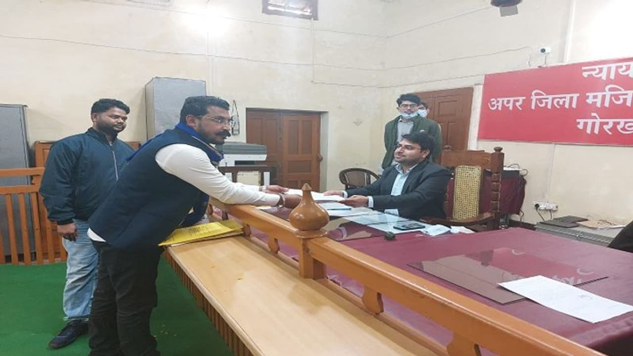 चंद्रशेखर आजाद उर्फ रावण ने यूपी चुनाव के लिए गोरखपुर शहर से किया नामांकन, सीएम योगी के सामने हैं उम्मीदवार चंद्रशेखर आजाद उर्फ रावण ने यूपी चुनाव के लिए गोरखपुर शहर से किया नामांकन, सीएम योगी के सामने हैं उम्मीदवार