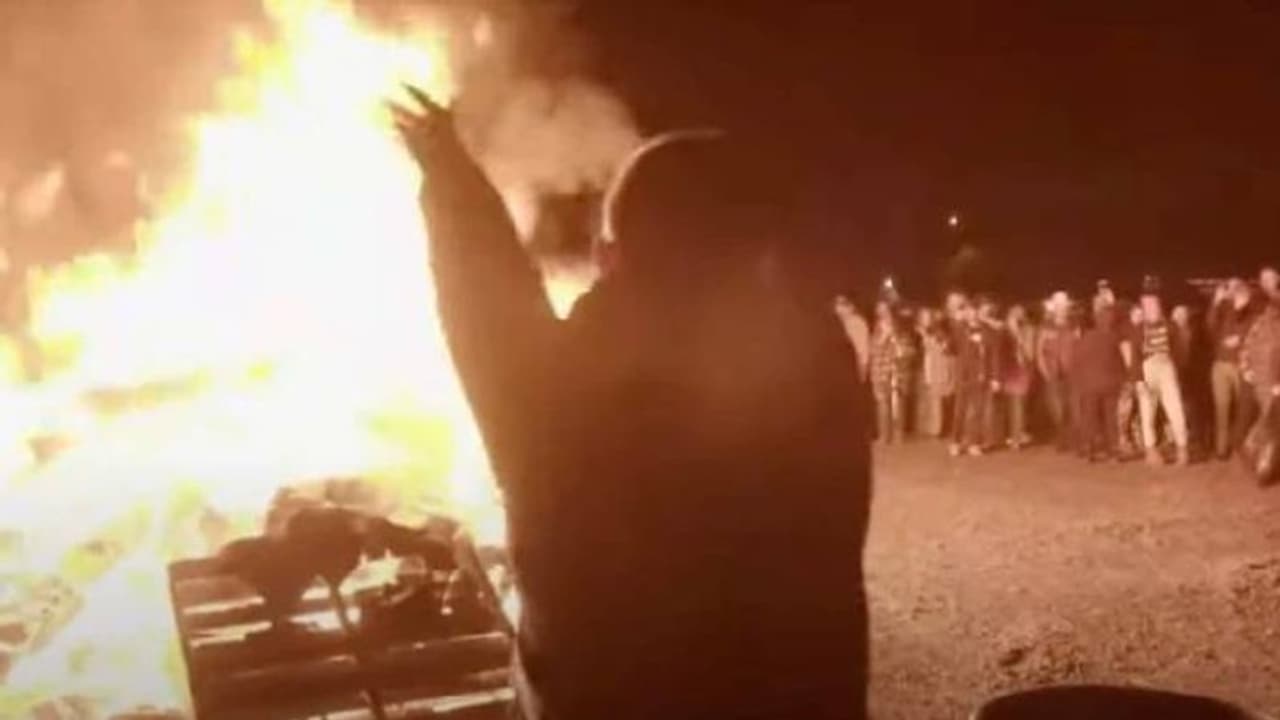 Pastor Greg Locke : 'ഹാരിപോട്ടർ' അടക്കം പുസ്തകങ്ങൾക്ക് തീയിട്ട് പാസ്റ്റർ, 'തിന്മ നിറഞ്ഞ മാലിന്യങ്ങളാണവ'യെന്ന് Pastor Greg Locke : 'ഹാരിപോട്ടർ' അടക്കം പുസ്തകങ്ങൾക്ക് തീയിട്ട് പാസ്റ്റർ, 'തിന്മ നിറഞ്ഞ മാലിന്യങ്ങളാണവ'യെന്ന്