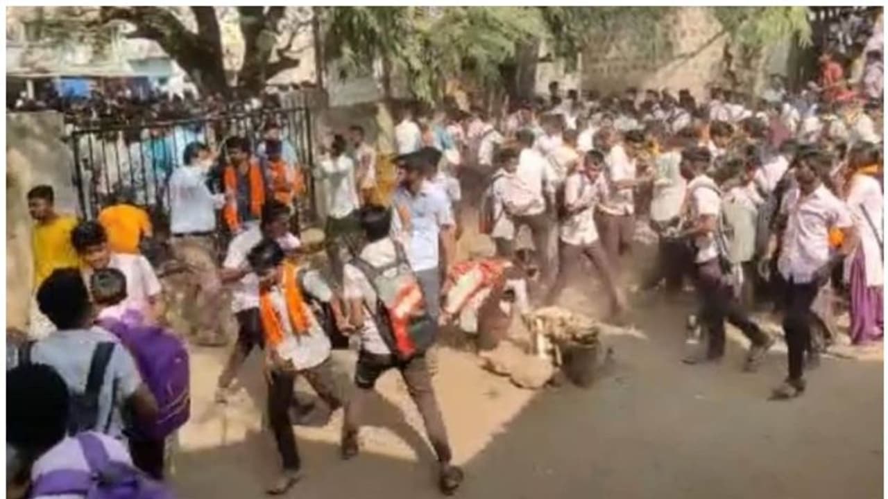 Karnataka Hijab Vs Saffron: जब भगवा प्रदर्शनकारी छात्रों के सामने नारे लगाने लगी बुर्का पहने युवती Karnataka Hijab Vs Saffron: जब भगवा प्रदर्शनकारी छात्रों के सामने नारे लगाने लगी बुर्का पहने युवती