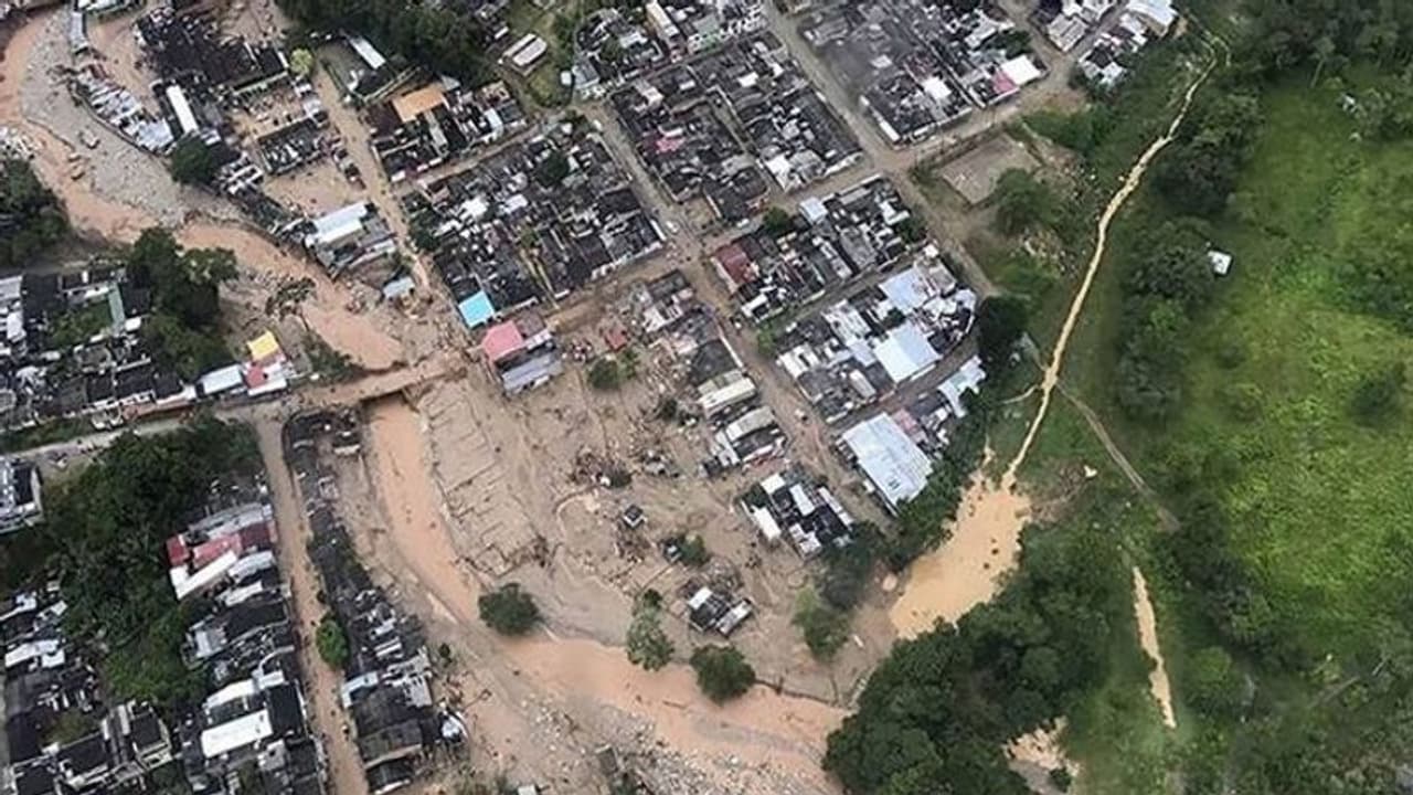 భారీ వర్షాలతో విరిగిపడిన కొండచరియలు.. బురదలో కూరుకుపోయి 14 మంది మృతి.. భారీ వర్షాలతో విరిగిపడిన కొండచరియలు.. బురదలో కూరుకుపోయి 14 మంది మృతి..