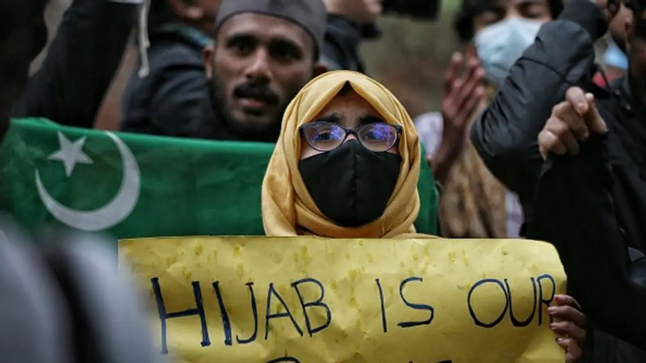 Hijab Row: ಖಲಿಸ್ತಾನಿ ಹೋರಾಟಗಾರರ ಮೂಲಕ ಪಾಕಿಸ್ತಾನ ಐಎಸ್ಐ ಹಿಜಾಬ್ ವಿವಾದಕ್ಕೆ ಸಾಥ್? Hijab Row: ಖಲಿಸ್ತಾನಿ ಹೋರಾಟಗಾರರ ಮೂಲಕ ಪಾಕಿಸ್ತಾನ ಐಎಸ್ಐ ಹಿಜಾಬ್ ವಿವಾದಕ್ಕೆ ಸಾಥ್?