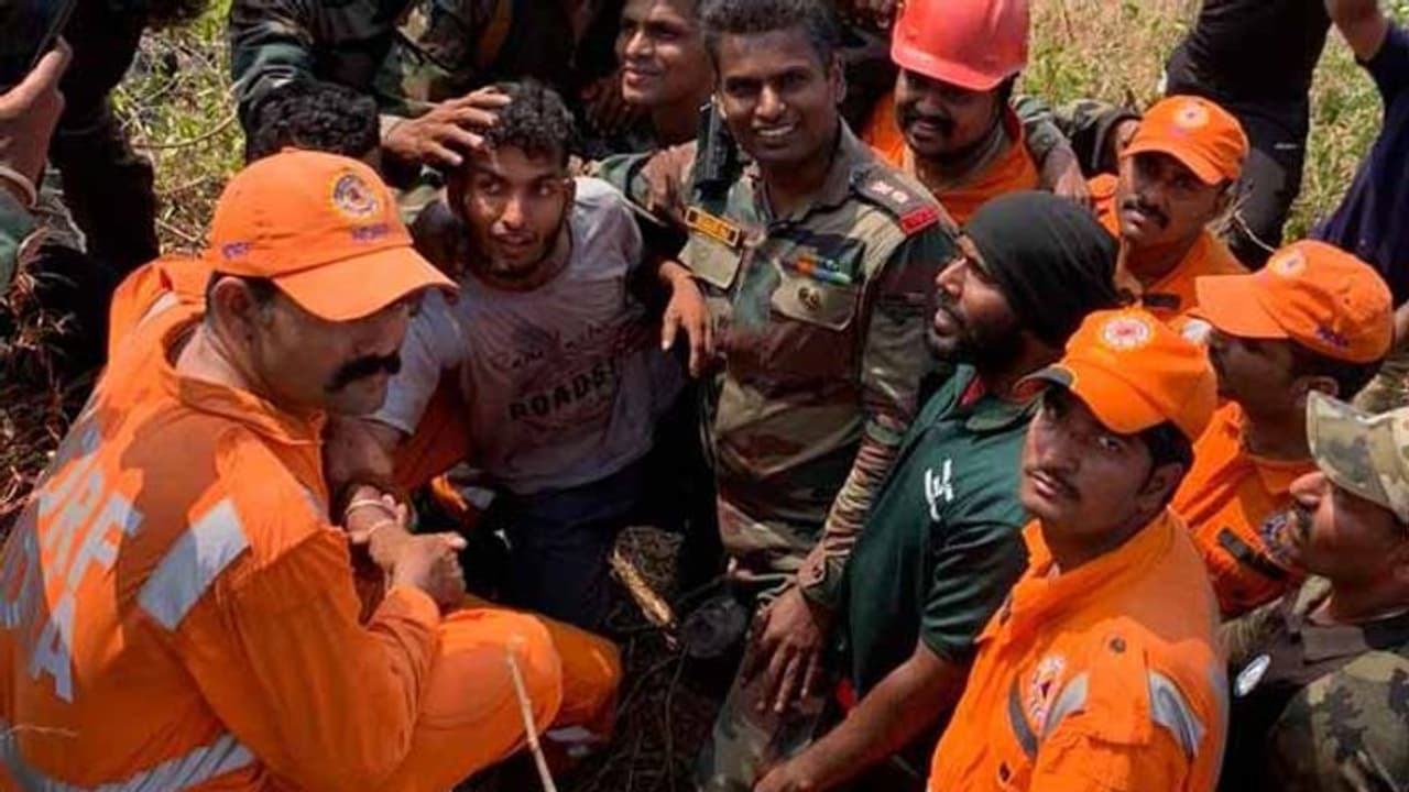 সেনার দুর্ধর্ষ অভিযান, অবশেষে উদ্ধার পাহাড়ের খাঁজে আটকে পড়া কেরলের যুবক সেনার দুর্ধর্ষ অভিযান, অবশেষে উদ্ধার পাহাড়ের খাঁজে আটকে পড়া কেরলের যুবক