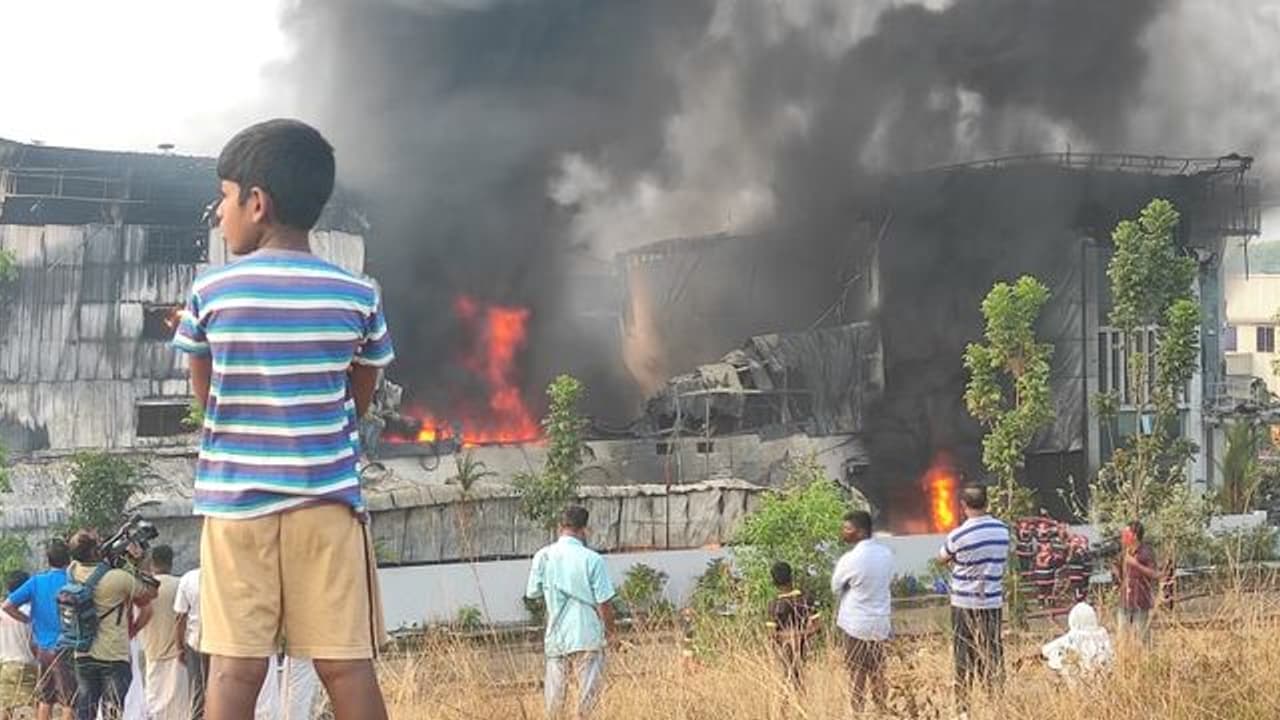 ফের ট্যাংরায় ভয়াবহ অগ্নিকাণ্ড, ঘন ঘন বিস্ফোরণের শব্দে ছড়াল তীব্র আতঙ্ক