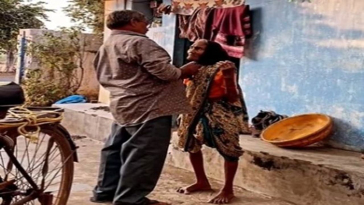 Viral Video: बेटे ने मां के प्रति दिखाया ऐसा दुलार, हर किसी ने की तारीफ, IPS अधिकारी बोले बेटा हो तो ऐसा Viral Video: बेटे ने मां के प्रति दिखाया ऐसा दुलार, हर किसी ने की तारीफ, IPS अधिकारी बोले बेटा हो तो ऐसा