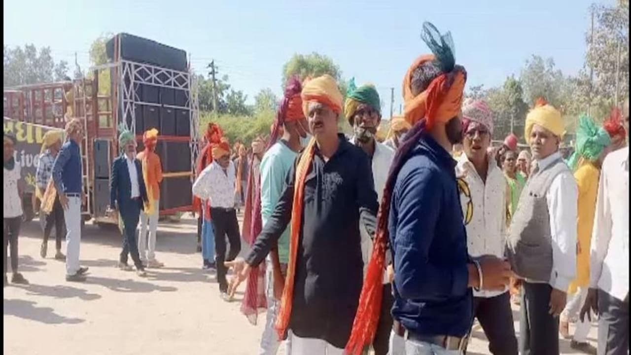 ऊंची बिरादरी की चेतावनी पर घोड़ी नहीं चढ़ा दलित दूल्हा, लेकिन जब बारातियों ने बांधा साफा तो मच गया बवाल ऊंची बिरादरी की चेतावनी पर घोड़ी नहीं चढ़ा दलित दूल्हा, लेकिन जब बारातियों ने बांधा साफा तो मच गया बवाल