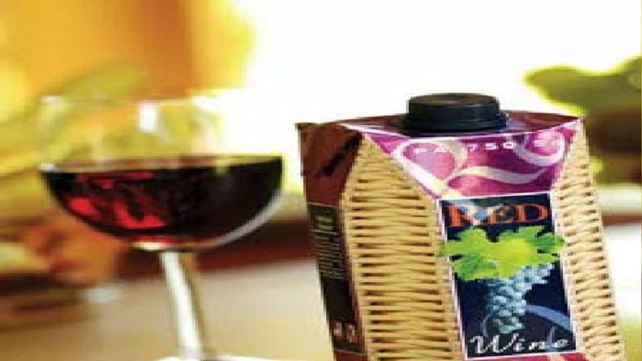 সফট ড্রিঙ্কের আদলে মদের টেট্রা প্যাক, এবার দিল্লি সুরাপ্রেমীদের হাতে সফট ড্রিঙ্কের আদলে মদের টেট্রা প্যাক, এবার দিল্লি সুরাপ্রেমীদের হাতে