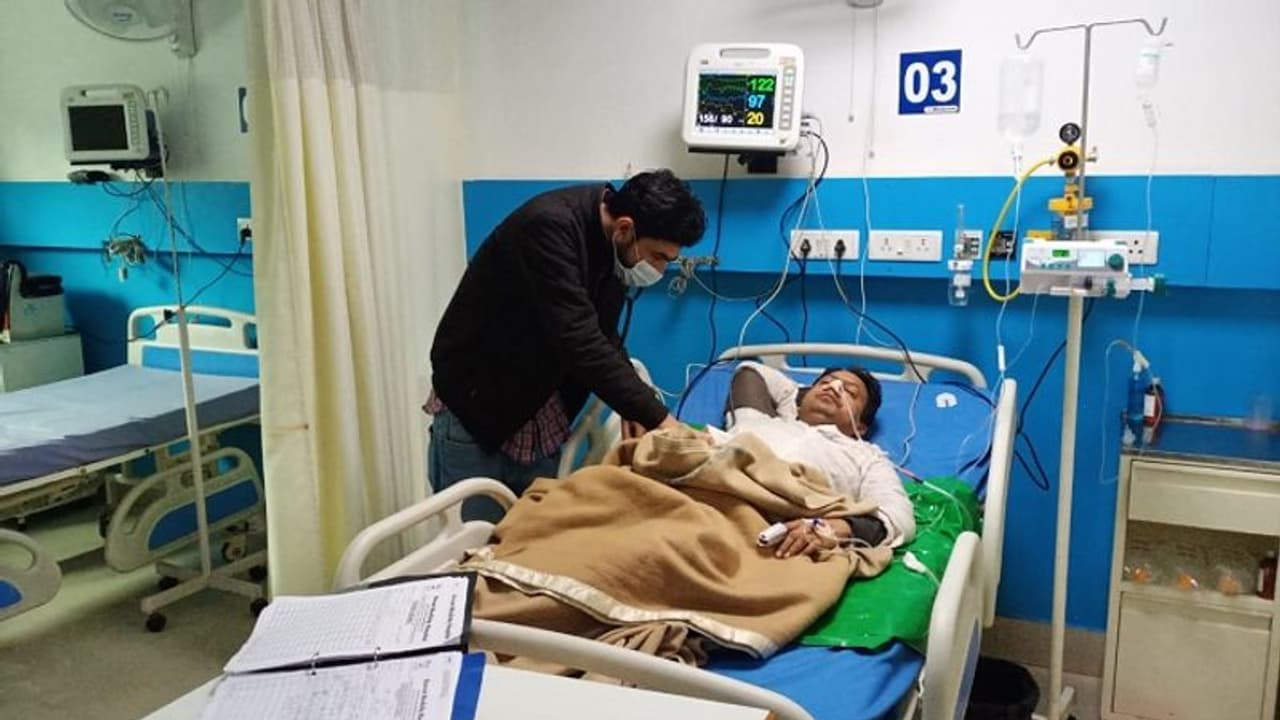 जिंदगी मौत की जंग लड़ रहा है बड़ौत का जूता व्यापारी, फेसबुक लाइव आकर खा लिया था जहर जिंदगी मौत की जंग लड़ रहा है बड़ौत का जूता व्यापारी, फेसबुक लाइव आकर खा लिया था जहर