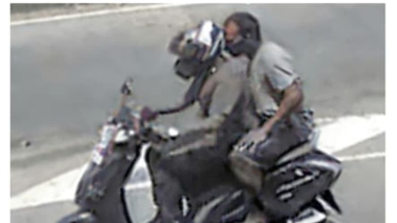 അമ്പലമുക്ക് കൊലപാതകം; പ്രതി കയറി പോയ സ്കൂട്ടര് തേടി പൊലീസ്, സിസിടിവി ദൃശ്യങ്ങൾ പുറത്തു വിട്ടു അമ്പലമുക്ക് കൊലപാതകം; പ്രതി കയറി പോയ സ്കൂട്ടര് തേടി പൊലീസ്, സിസിടിവി ദൃശ്യങ്ങൾ പുറത്തു വിട്ടു