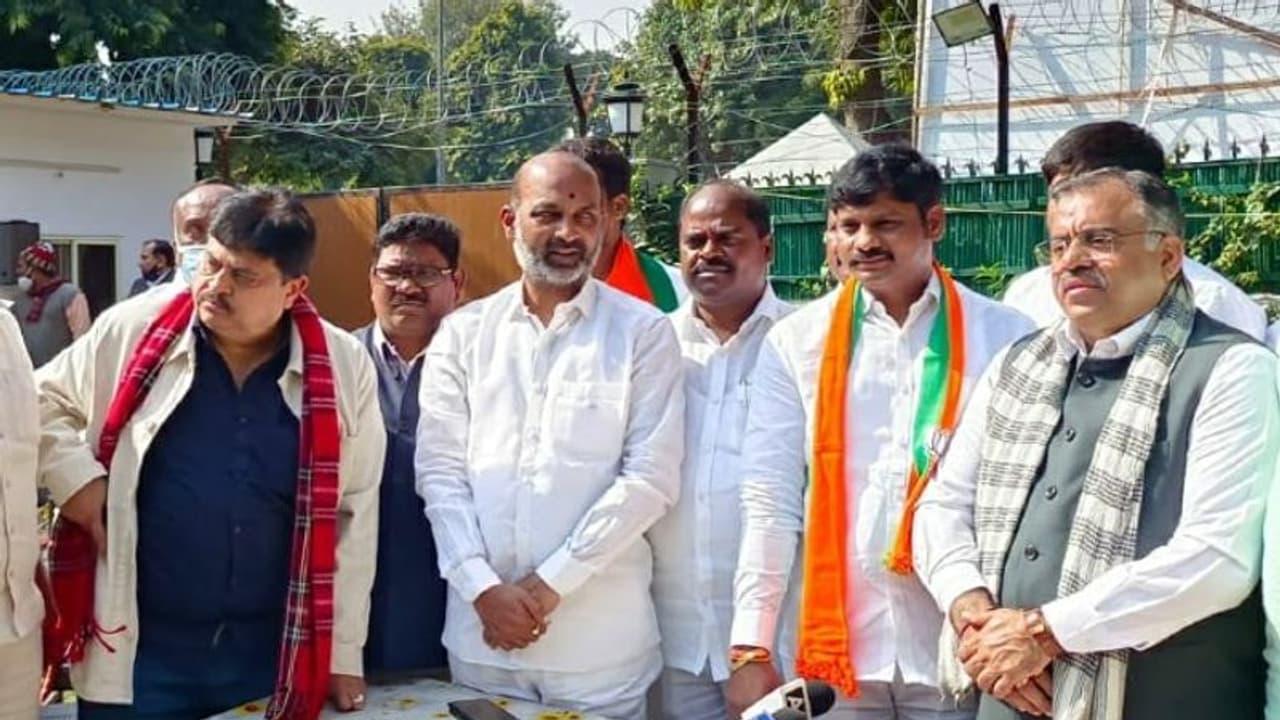 టీఆర్‌ఎస్‌ పార్టీకి షాక్.. బీజేపీలో చేరిన తుక్కుగూడ మున్సిపల్ చైర్మన్ మధుమోహన్