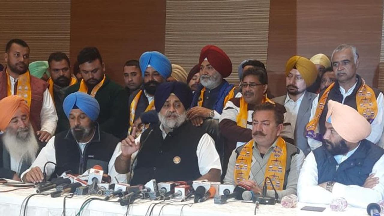 पंजाब: कांग्रेस सांसद जसबीर डिंपा के भाई राजन गिल अकाली दल में शामिल, महासचिव बने, सिद्धू हरीश चौधरी पर हमला पंजाब: कांग्रेस सांसद जसबीर डिंपा के भाई राजन गिल अकाली दल में शामिल, महासचिव बने, सिद्धू हरीश चौधरी पर हमला