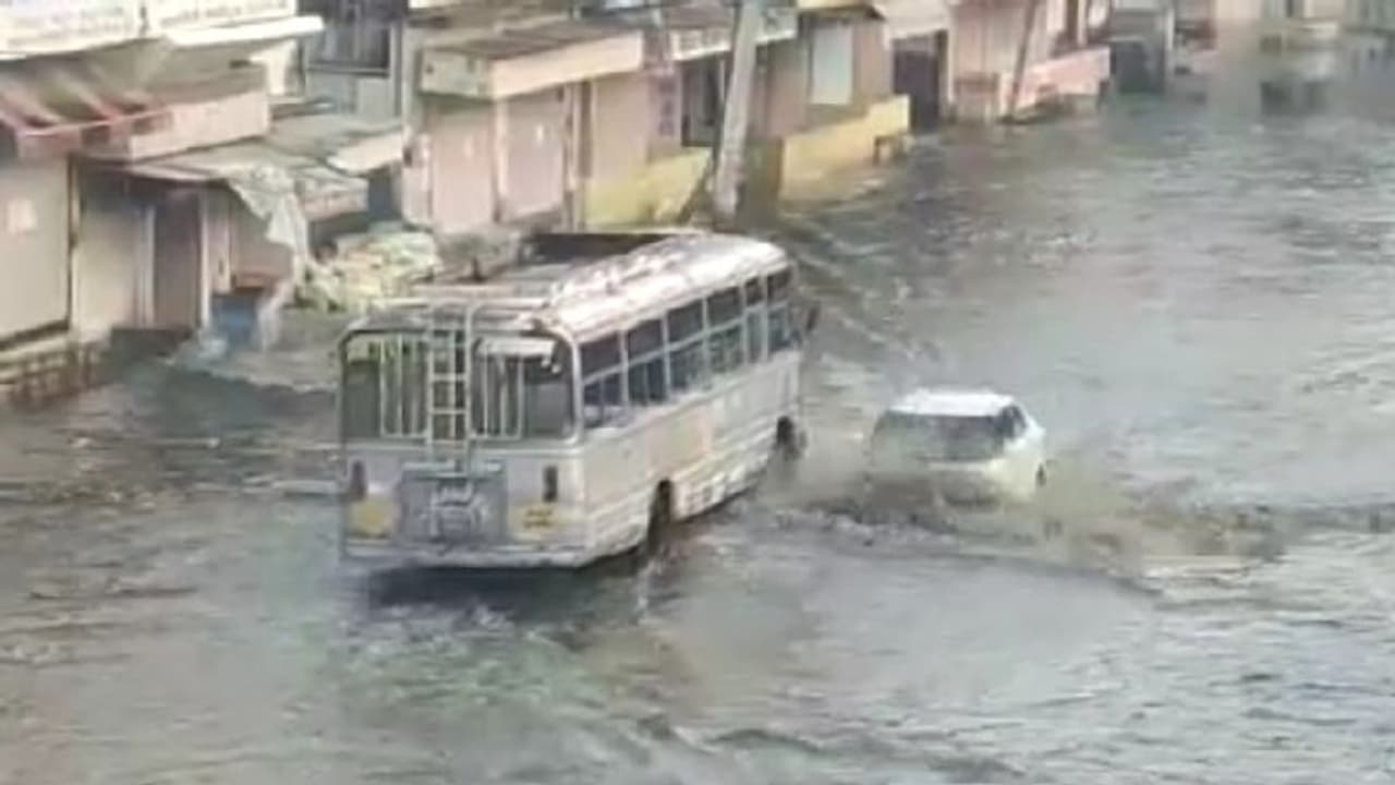 राजस्थान में अचानक भारी बारिश: सड़कें दरिया बनीं तो पटरियां भी डूबीं, जानिए क्यों रेगिस्तान हुआ पानी पानी राजस्थान में अचानक भारी बारिश: सड़कें दरिया बनीं तो पटरियां भी डूबीं, जानिए क्यों रेगिस्तान हुआ पानी पानी