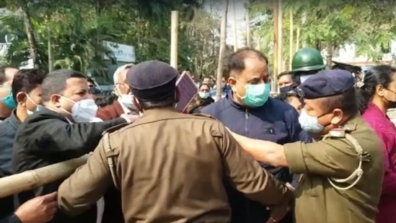 নির্দল প্রার্থী হিসেবে মনোনয়ন দাখিলে বিপত্তি, আটক বিক্ষুব্ধ তৃণমূল নেতা নির্দল প্রার্থী হিসেবে মনোনয়ন দাখিলে বিপত্তি, আটক বিক্ষুব্ধ তৃণমূল নেতা