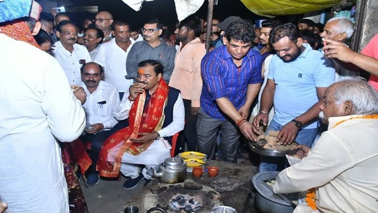 Special Story: PM Modi से काफी हद तक मिलता है केशव मौर्य का बचपन, स्टेशन पर बेची चाय 14 साल में छोड़ दिया घर Special Story: PM Modi से काफी हद तक मिलता है केशव मौर्य का बचपन, स्टेशन पर बेची चाय 14 साल में छोड़ दिया घर