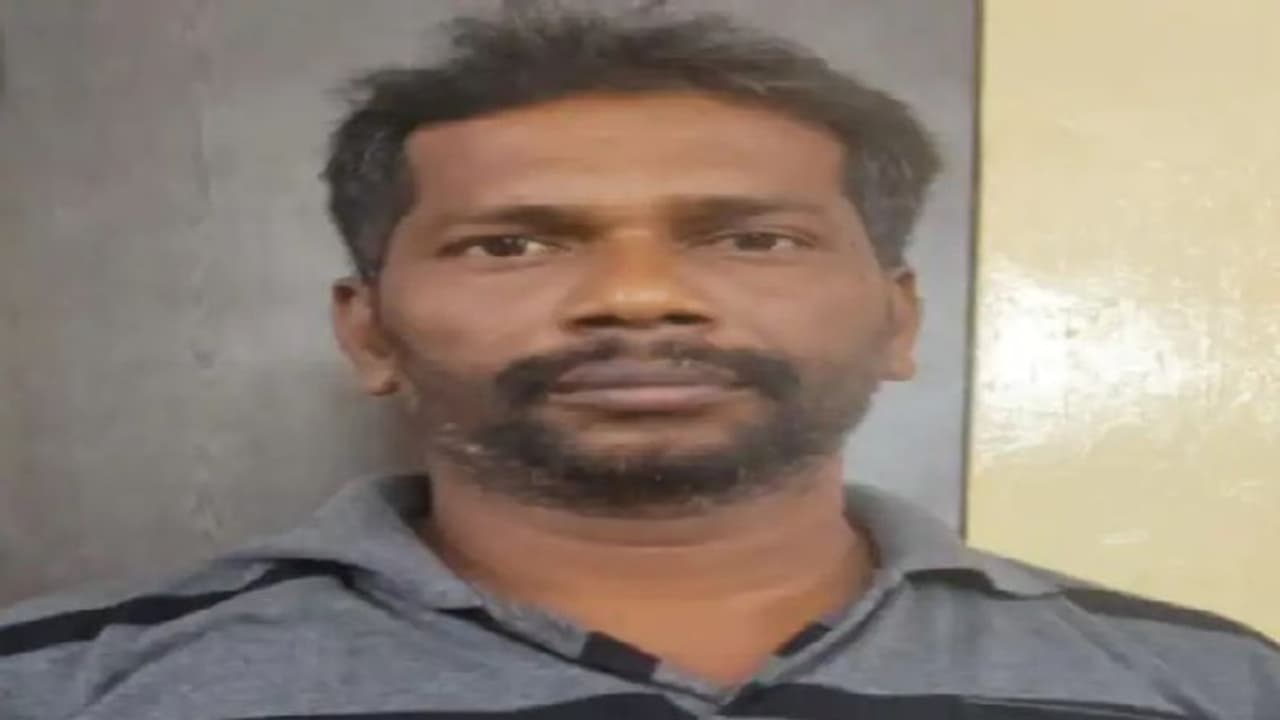 கத்தியை காட்டி மிரட்டி வாக்கு சேகரிப்பு… காங்கிரஸ் பிரமுகர் கைது… காஞ்சிபுரத்தில் பரபரப்பு!! கத்தியை காட்டி மிரட்டி வாக்கு சேகரிப்பு… காங்கிரஸ் பிரமுகர் கைது… காஞ்சிபுரத்தில் பரபரப்பு!!