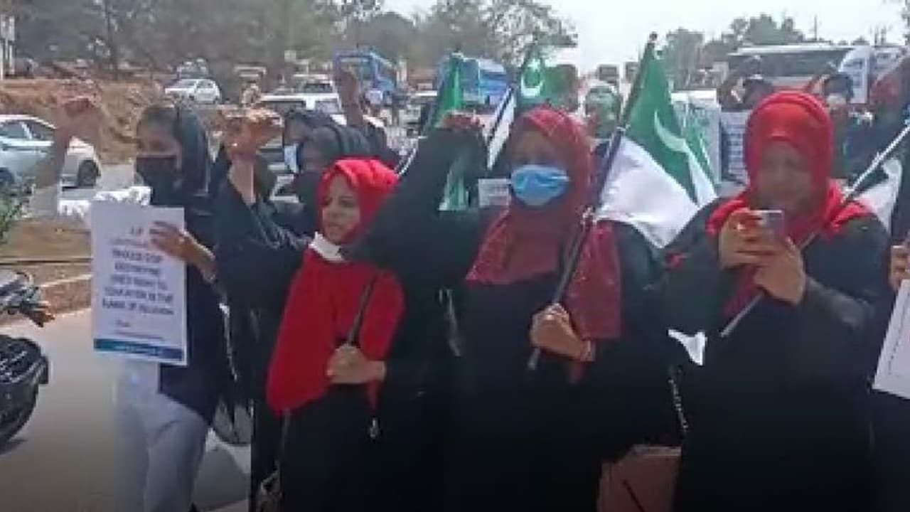Hijab Row : 'ഹിജാബ് അവകാശം'; കര്ണാടക അതിര്ത്തിയില് പ്രതിഷേധവുമായി മലയാളി വിദ്യാര്ത്ഥിനികൾ Hijab Row : 'ഹിജാബ് അവകാശം'; കര്ണാടക അതിര്ത്തിയില് പ്രതിഷേധവുമായി മലയാളി വിദ്യാര്ത്ഥിനികൾ