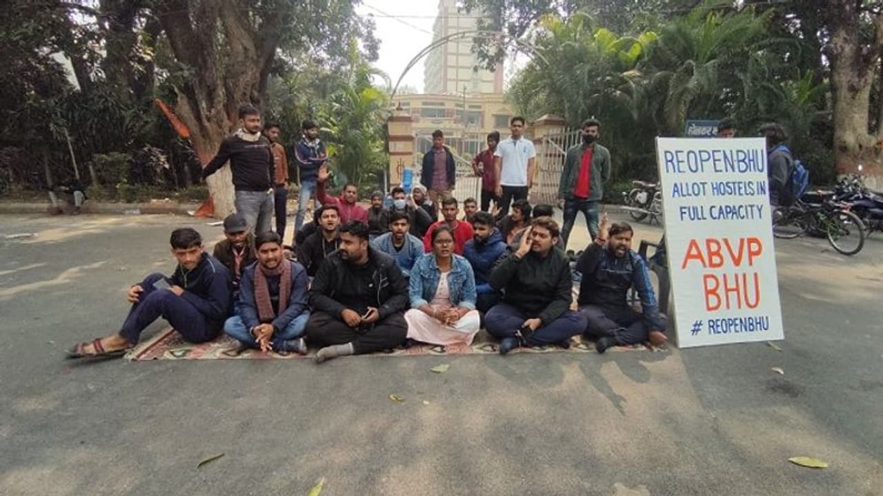BHU में ABVP छात्रों के आंदोलन की हुई जीत , 23 माह बाद काशी विवि ने ऑफलाइन क्लास चलाने का लिया निर्णय BHU में ABVP छात्रों के आंदोलन की हुई जीत , 23 माह बाद काशी विवि ने ऑफलाइन क्लास चलाने का लिया निर्णय